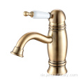 High-End-Wasser spart goldener Wasserhahn